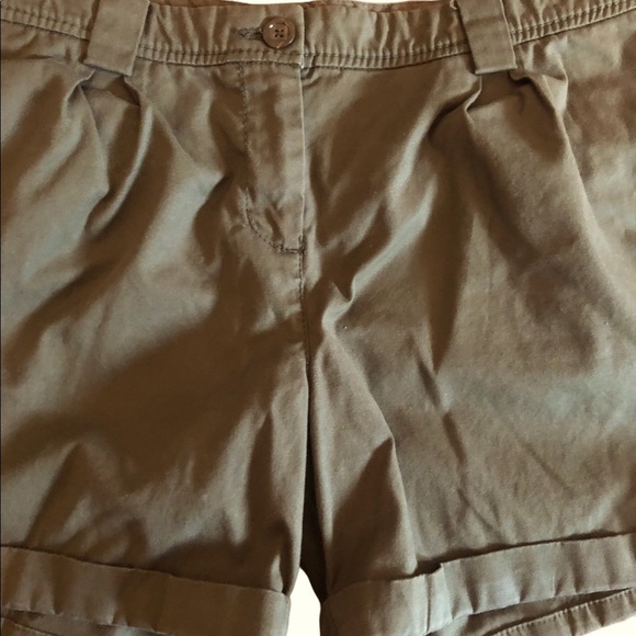 Old Navy Hunter Green Pleated Stretch Mid Rise Cuffed Shorts size 10 - Picture 3 of 9